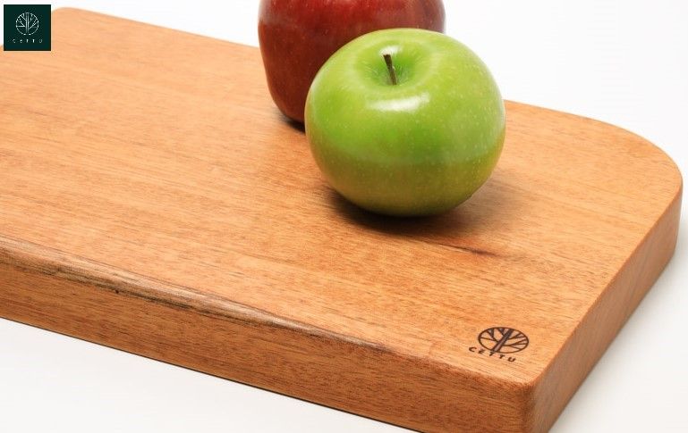 Tabla Pirineo. Fina madera de Caoba. Uso múltiple y reversible.